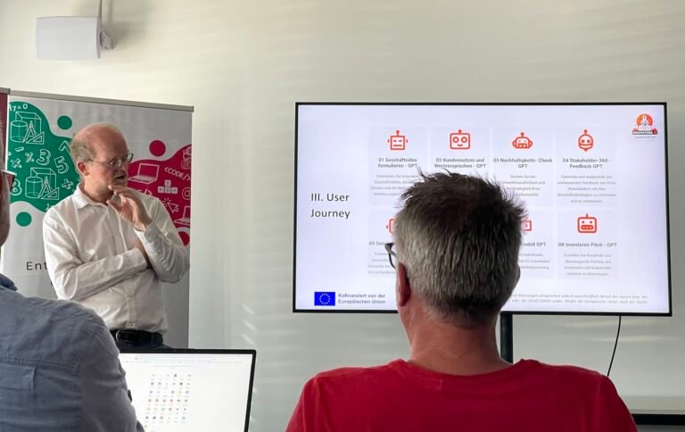 Paul Schober diskutiert im KI-Workshop mit Teilnehmenden Anforderungen und Grenzen einer User Journey