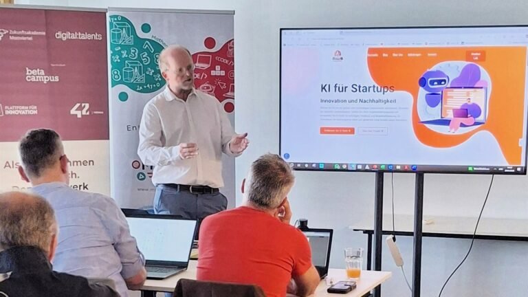 Paul Schober erläutert in einem KI-Workshop praktische Einsatzmöglichkeiten für Unternehmen