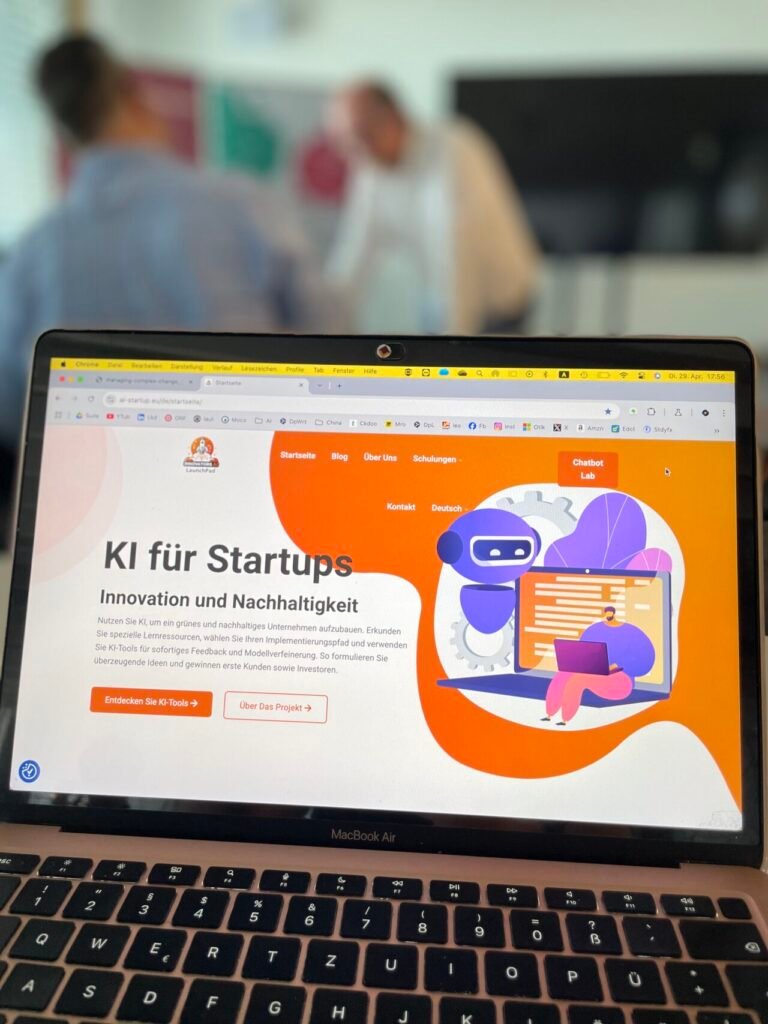 Praktische Arbeit am Laptop während eines KI-Workshops